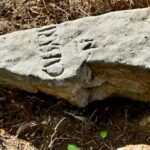Un Nuovo Tesoro Archeologico Ritrovato sul Monte Ramaceto: Un Cippo di Arenaria Risalente all’Età Romana