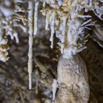 Turista francese sorpresa a Elmas con souvenir illegali: stalagmiti, conchiglie e ciottoli