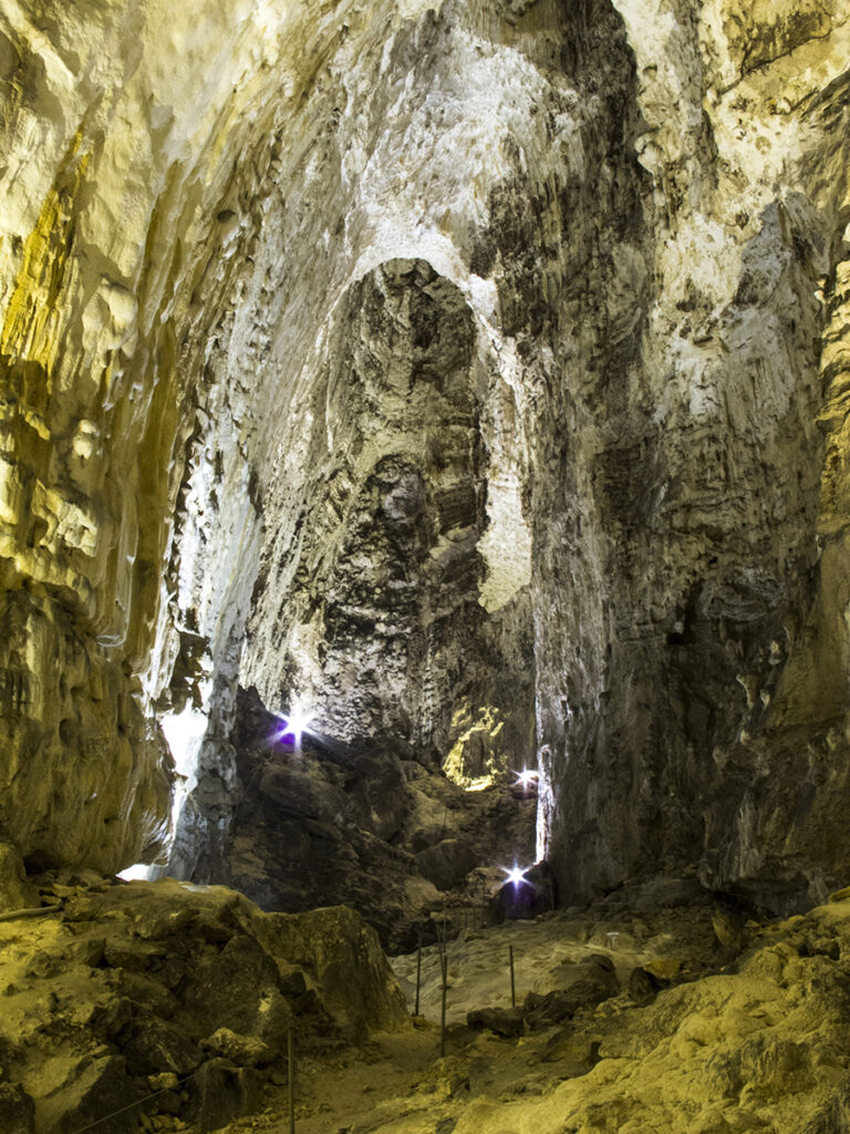 Umbria Speleologica - la sala margherita nella Grotta di Monte Cucco
