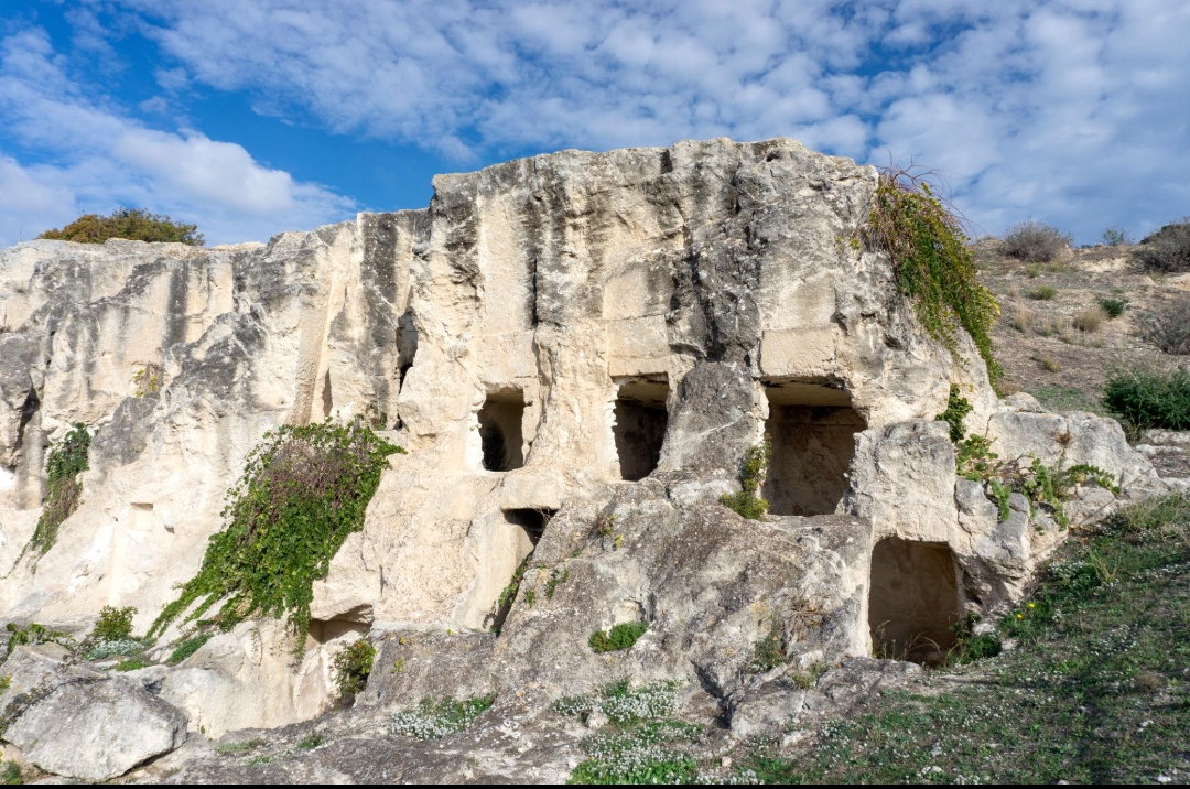 Tuvixeddu, žádný tunel pod nekropolí: archeologické podzemí zastavuje projekt