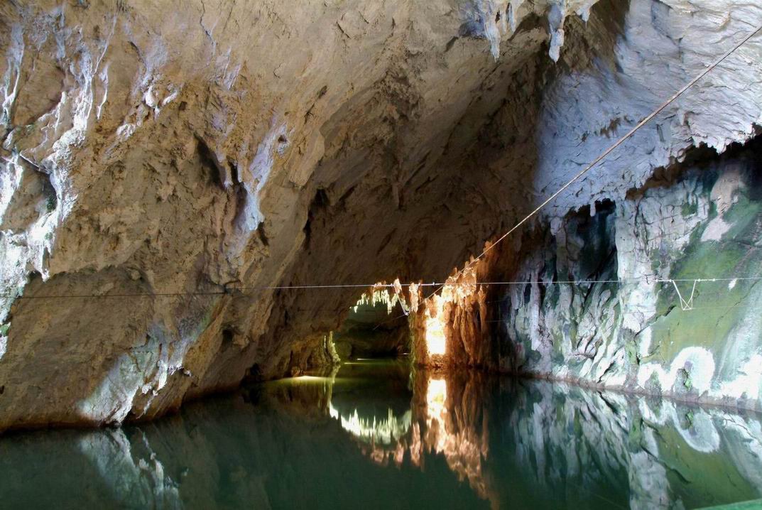 Jaskyne Pertosa-Auletta, škola vstupuje do hory: veda a archeológia v jednej ceste